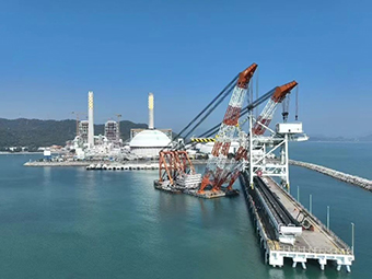 華潤海豐卸船機順利吊裝，助力粵港澳大灣區(qū)能源供應(yīng)